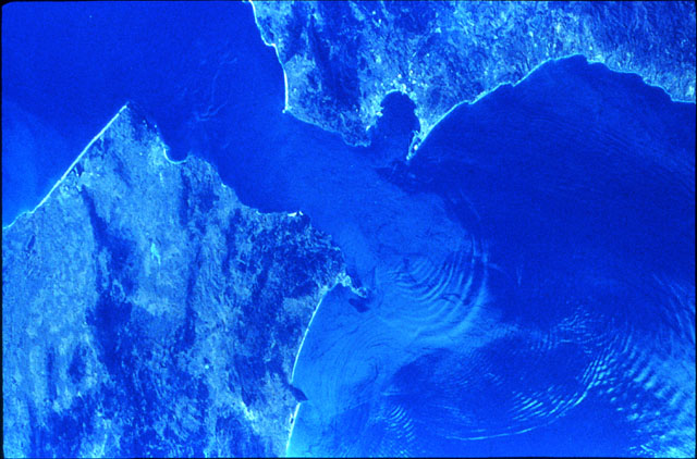 Солитоны в проливе Гибралтар, © NASA, фотоснимок STS-41-G (Challenger), источник: http://www.lpi.usra.edu/
